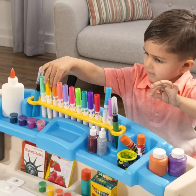 Kolorowe biurko dla dzieci z wbudowaną lampką