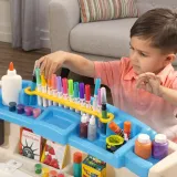 Kolorowe biurko dla dzieci z wbudowaną lampką