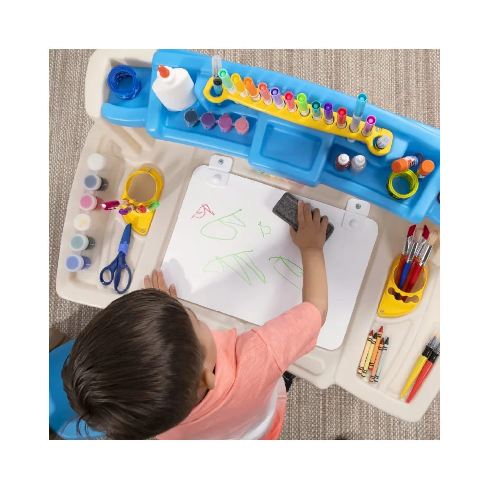 Biurko z tablicą i krzesełkiem dla kreatywnych dzieci