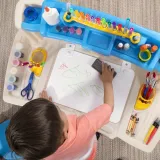 Biurko z tablicą i krzesełkiem dla kreatywnych dzieci