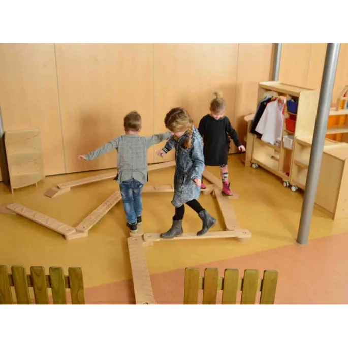 Maluchy rozwijają kreatywność z drewnianymi deskami