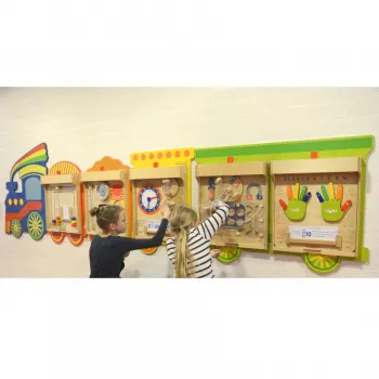 Zbliżenie na ramki do tablic Masterkidz Flex w edukacyjnym pociągu