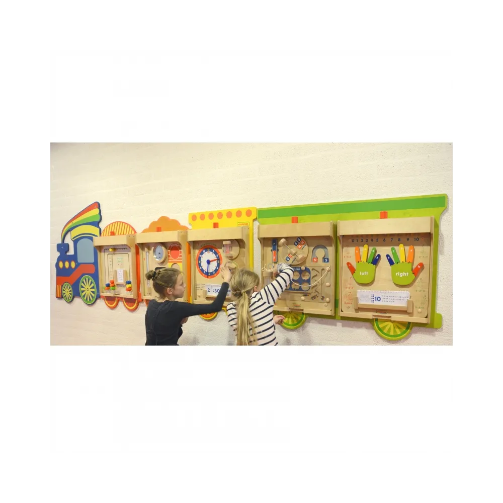 Zbliżenie na ramki do tablic Masterkidz Flex w edukacyjnym pociągu