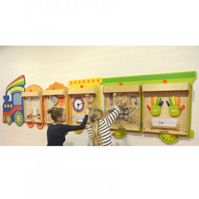 Zbliżenie na ramki do tablic Masterkidz Flex w edukacyjnym pociągu