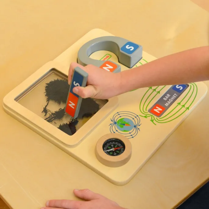 Tablica do eksperymentowania z polem magnetycznym.