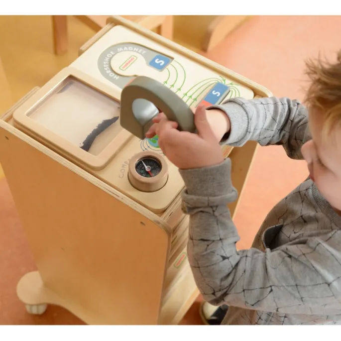 Drewniana zabawka magnetyczna rozwijająca ciekawość dzieci.