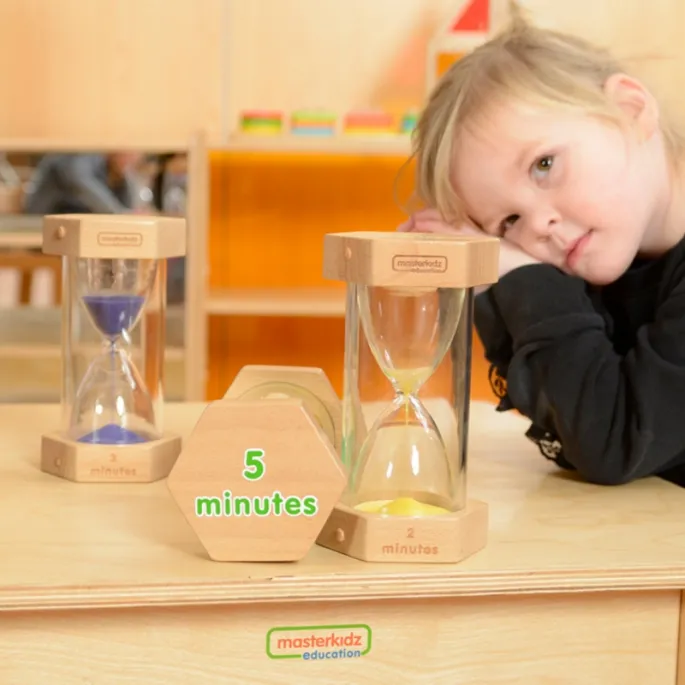 Kolorowe klepsydry uczą dzieci odmierzania czasu.