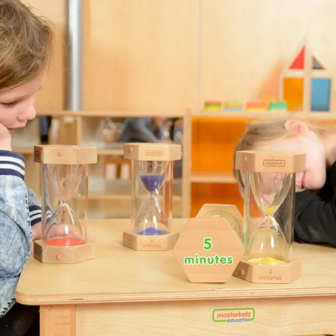 Edukacyjny zestaw klepsydr z piaskiem do zabawy.