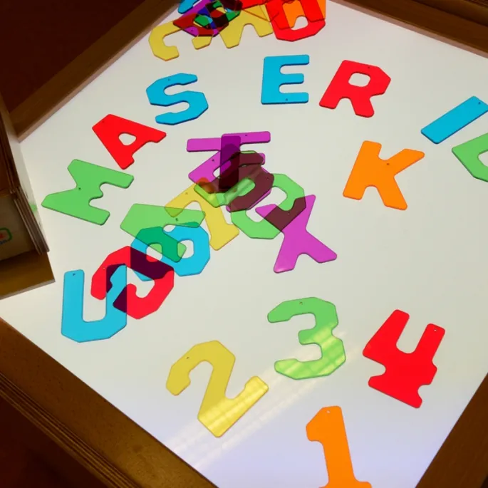 Drewniane pudełko na edukacyjne litery i cyfry