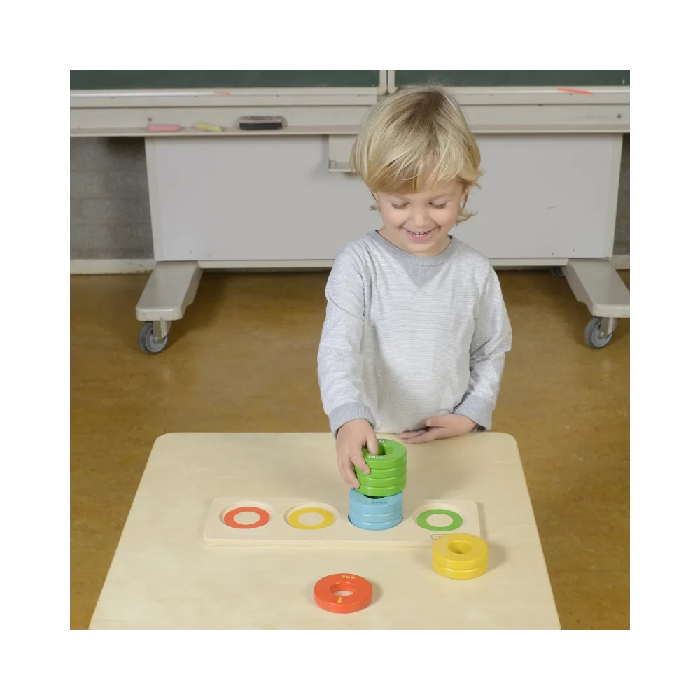 Drewniana układanka Montessori z kolorowymi krążkami.