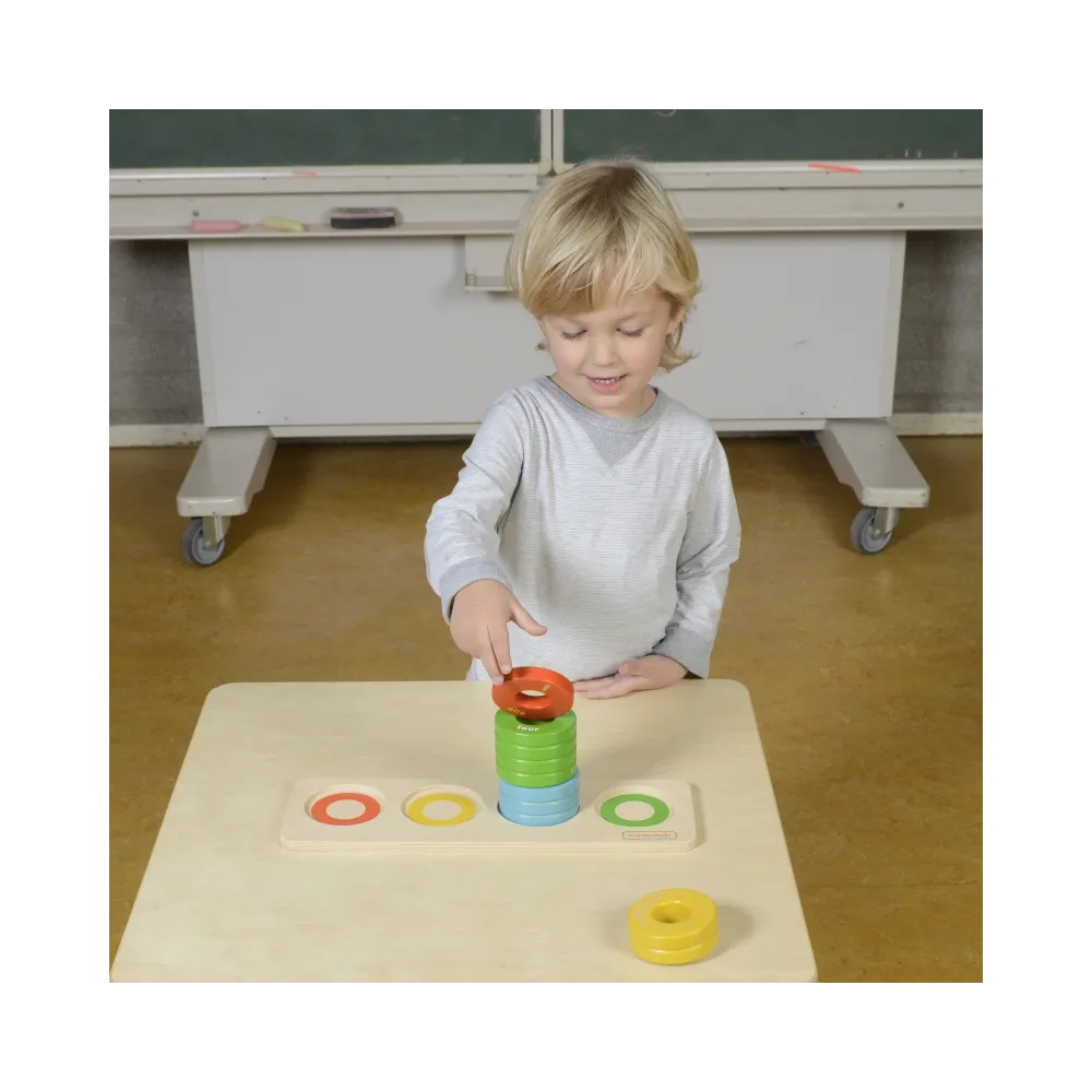 Edukacyjna zabawka z angielskimi oznaczeniami na krążkach.