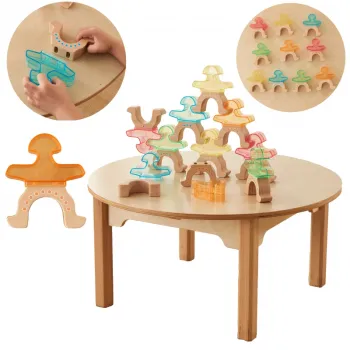 Drewniane figurki balansujące Masterkidz w ułożonej piramidzie