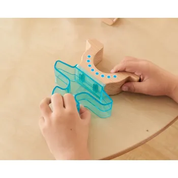 Zabawa w układanie wieży z figurek Masterkidz rozwijająca wyobraźnię