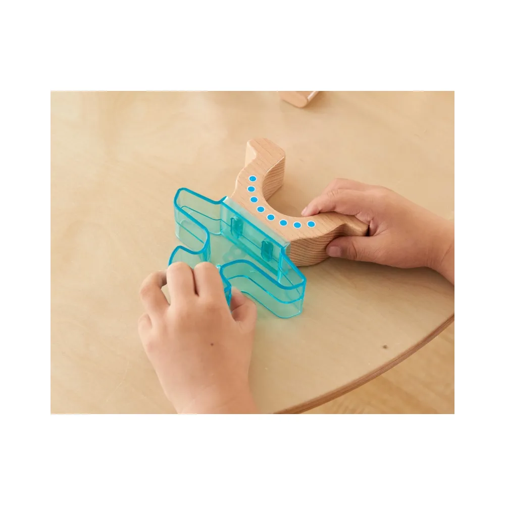 Zabawa w układanie wieży z figurek Masterkidz rozwijająca wyobraźnię