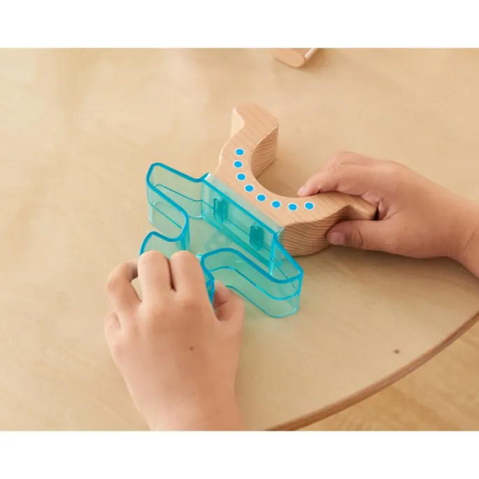 Zabawa w układanie wieży z figurek Masterkidz rozwijająca wyobraźnię