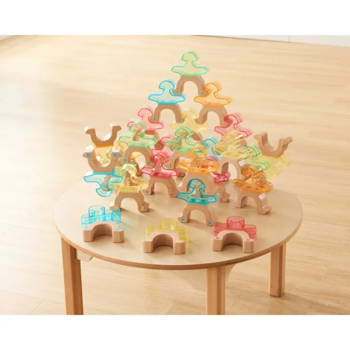 26 figurek z literkami alfabetu do układania