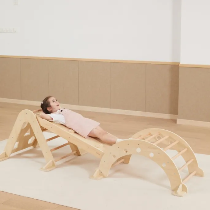 Zjeżdżalnia z ścianką do wspinaczki dla maluchów