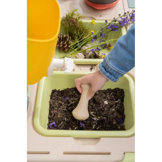 Zabawa z wodą i piaskiem rozwijająca kreatywność