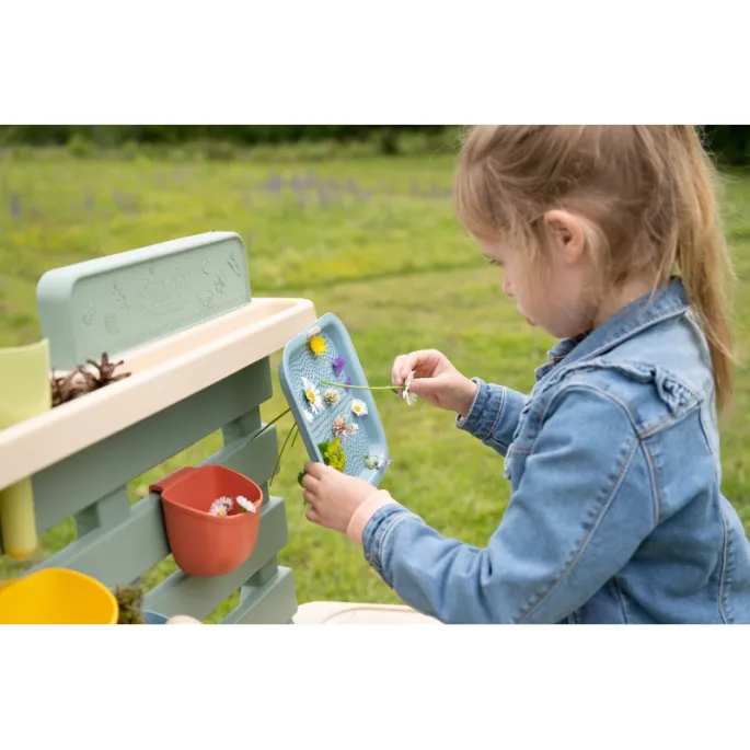 Dorosły montuje kuchnię do zabawy dla dzieci