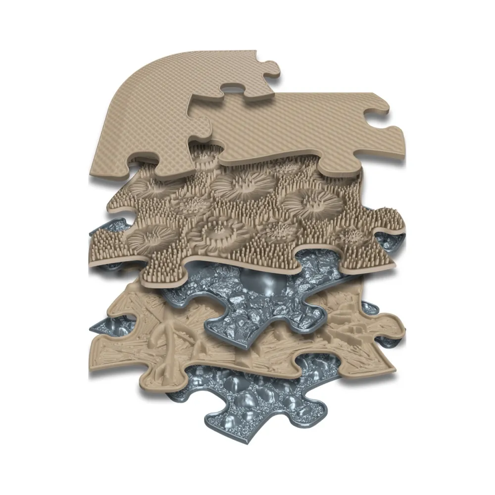 Masaż stóp z matą ortopedyczną w różnych miejscach