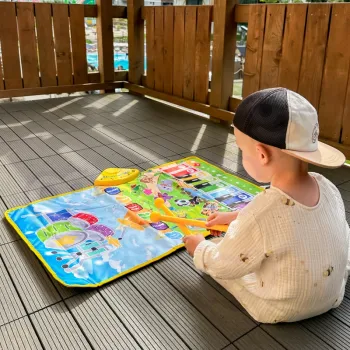 Zwierzątka na macie dla małych muzyków