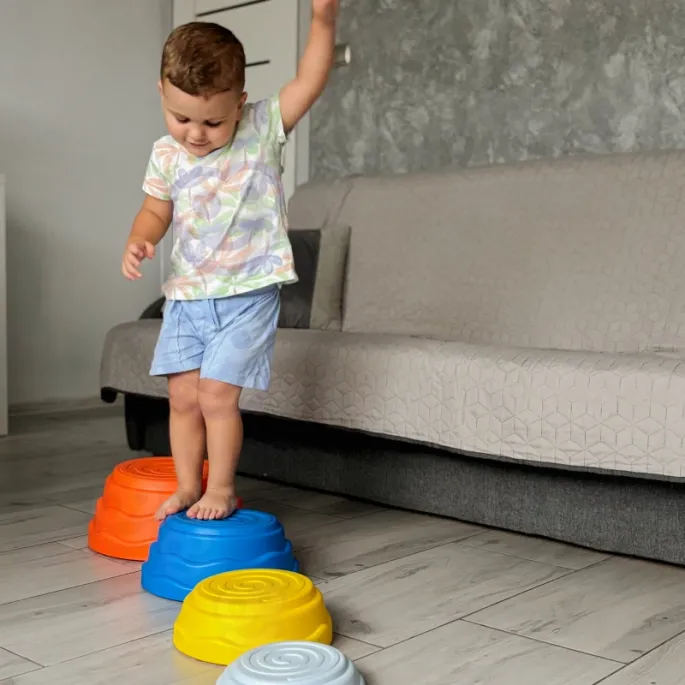 Bezpieczne i antypilozgowe kamienie do zabawy na świeżym powietrzu