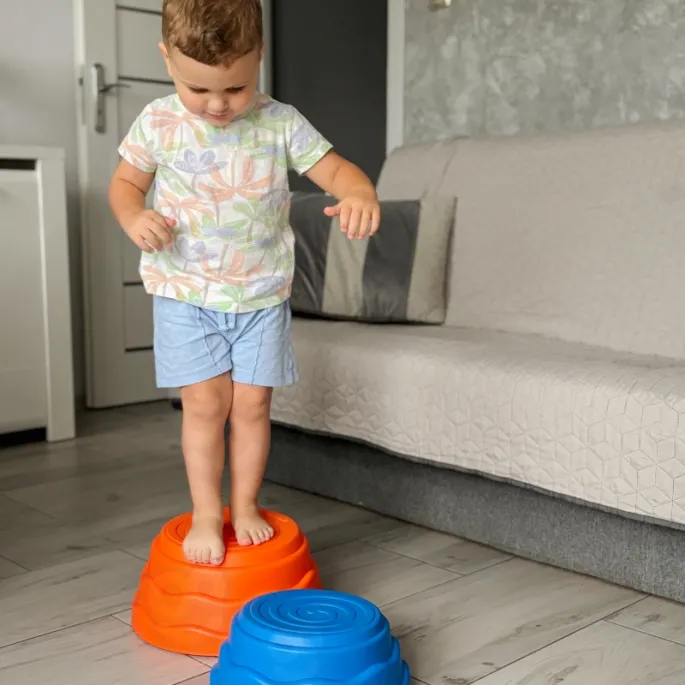 Wielokolorowe kamienne platformy rozwijające umiejętności motoryczne