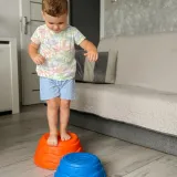 Wielokolorowe kamienne platformy rozwijające umiejętności motoryczne