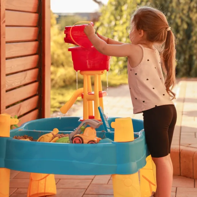 Zabawki do piaskownicy z wodnym stolikiem