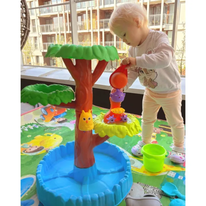 Wesołe drzewko z akcesoriami do zabawy w wodzie i piasku