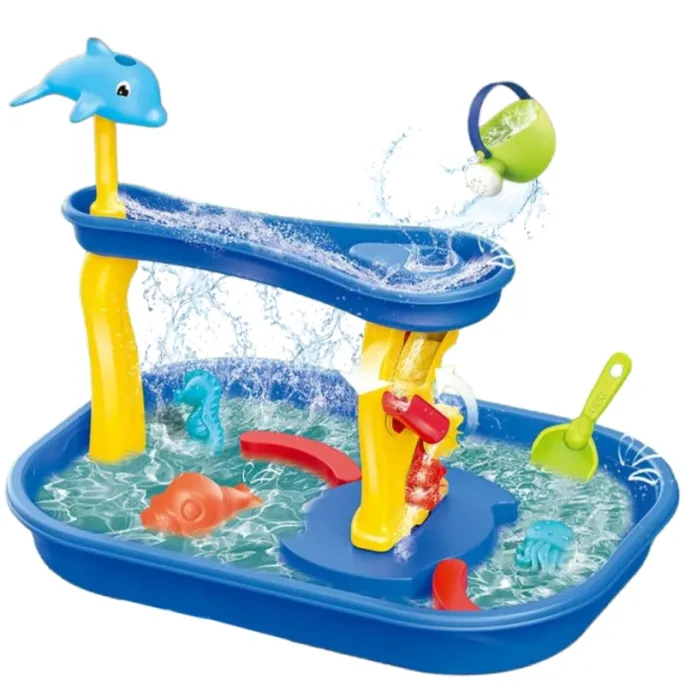 Delfinek zjeżdżalnia w wodnej zabawie