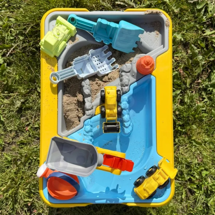 Dzieci bawiące się stolikiem wodno-piaskowym