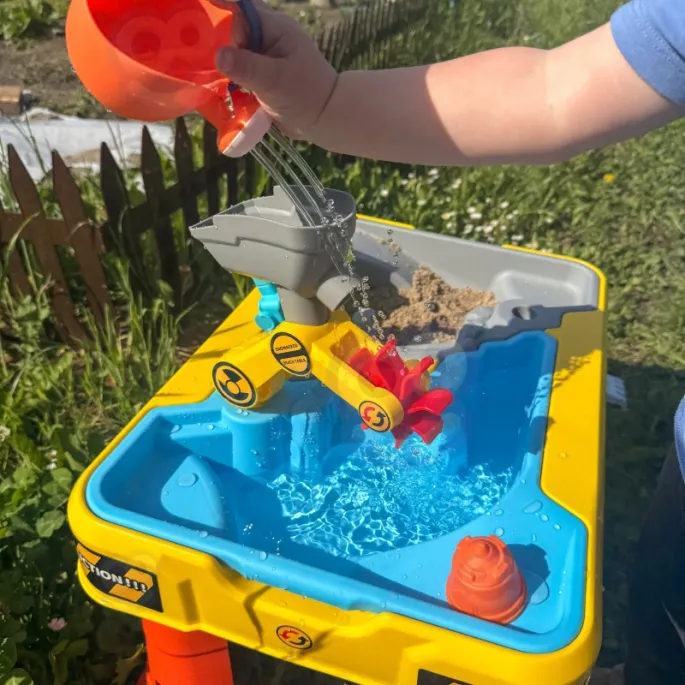 Stolik z dźwigiem do kreatywnej zabawy na świeżym powietrzu