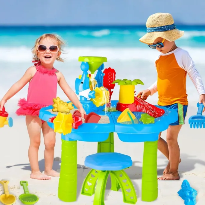 Wodny stolik z różnorodnymi akcesoriami do zabawy