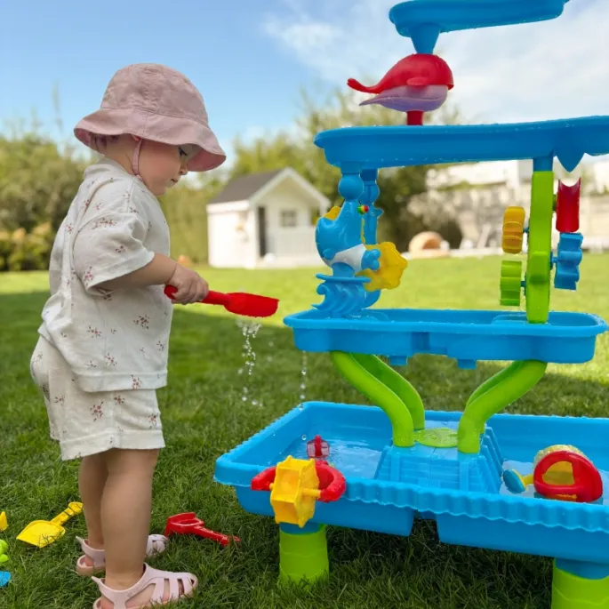 Piaskownica i wodny zestaw zabawowy