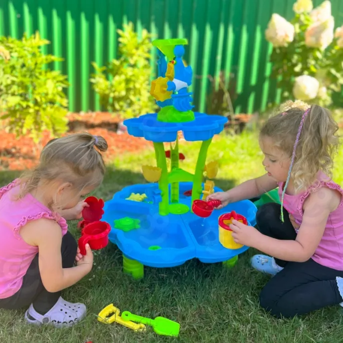 Fontanna wodna z kaskadami dla maluchów