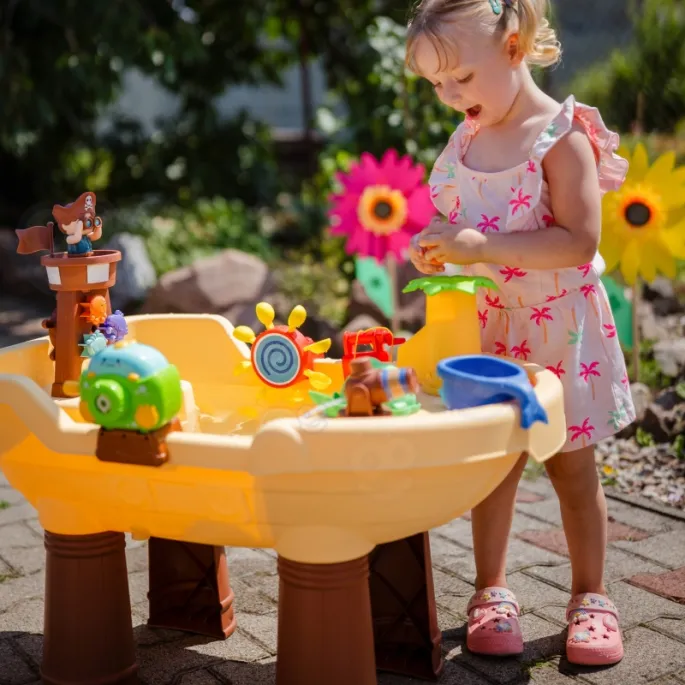 Kolorowa piaskownica z akcesoriami do zabawy.