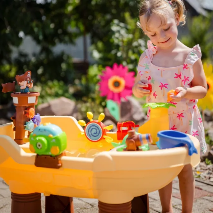 Figurka pirata w komplecie ze stolikiem wodnym.