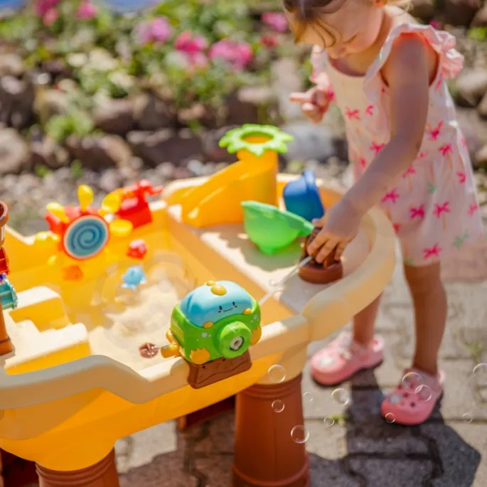 Rozwój motoryczny dzięki zabawie w wodzie.