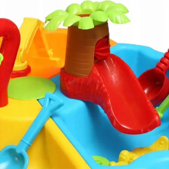 Dzieci bawiące się przy stole na piasku