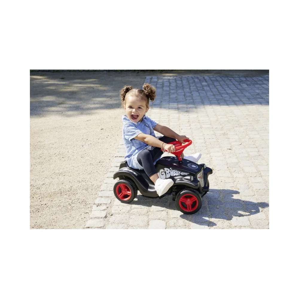 Dziecko bawi się jeździkiem Bobby Car Classic