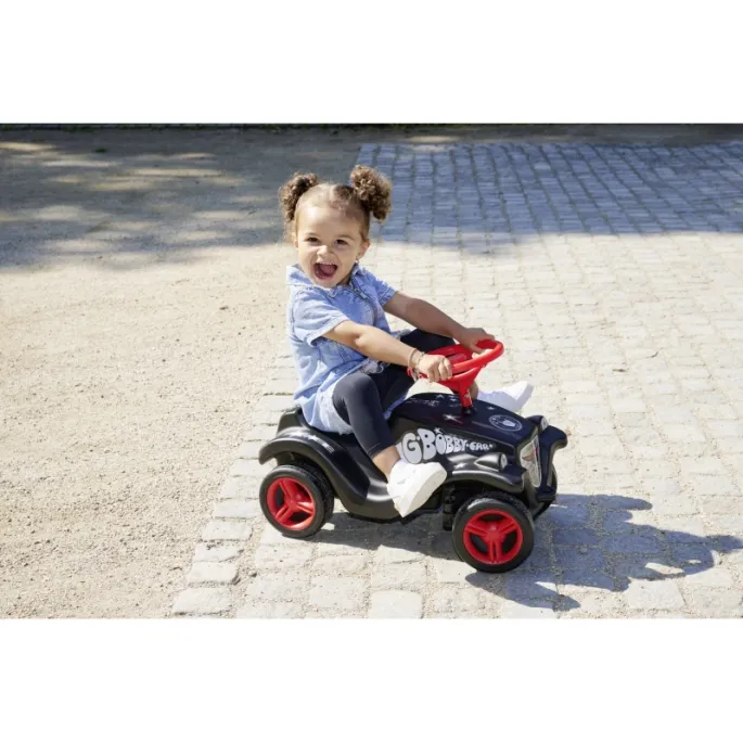 Dziecko bawi się jeździkiem Bobby Car Classic