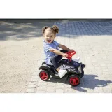 Dziecko bawi się jeździkiem Bobby Car Classic