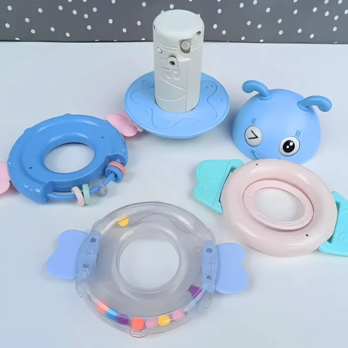 Sensoryczna grzechotka i gryzak w jednym