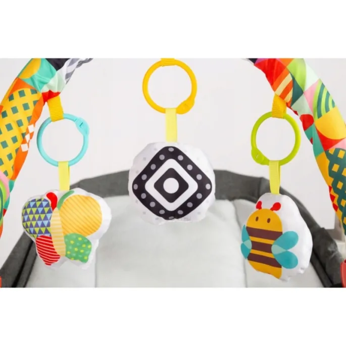 Kontrastowe kolory pałąka wzbogacają zmysły dziecka