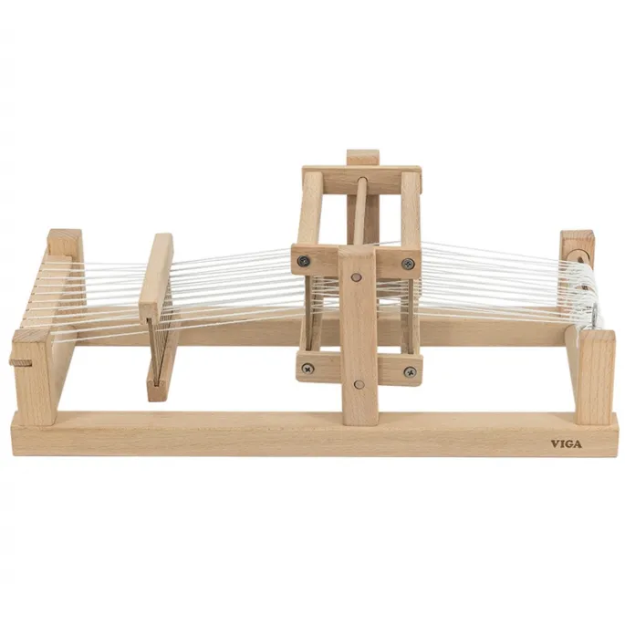 Zestaw do tkania z kolorowymi włóczkami w praktycznym opakowaniu.