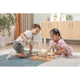 Kolorowe koraliki na patyczkach – zabawka wspierająca rozwój dziecka