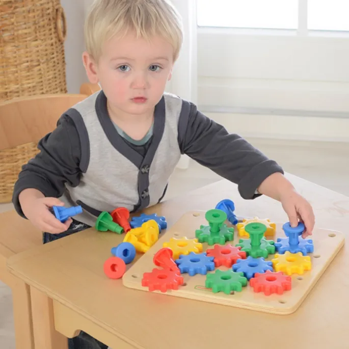 Drewniana tablica z kołami zębatymi dla małych inżynierów