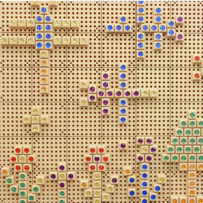 Zestaw kolorowych klocków stymulujących wyobraźnię dzieci