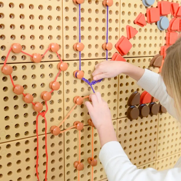 Kolorowe sznureczki do rozwijania umiejętności manualnych.